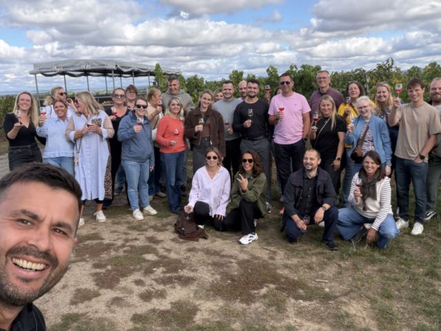 Gruppenselfie des Kollegiums im Weinberg