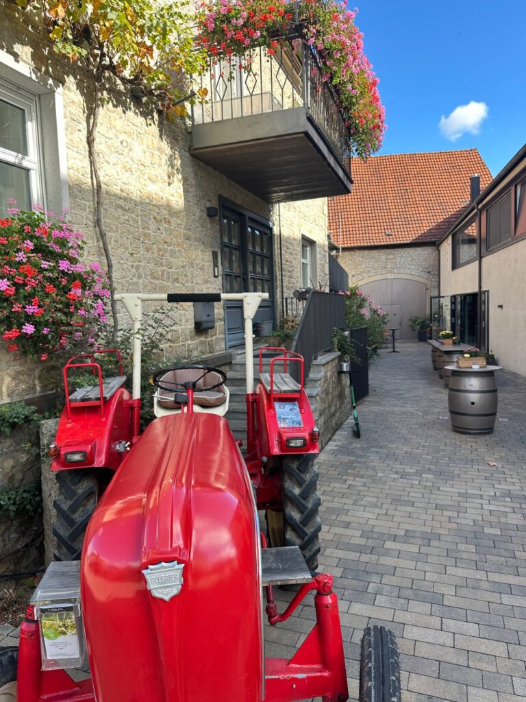 Roter Oldtimer-Traktor im Hof des Weinguts