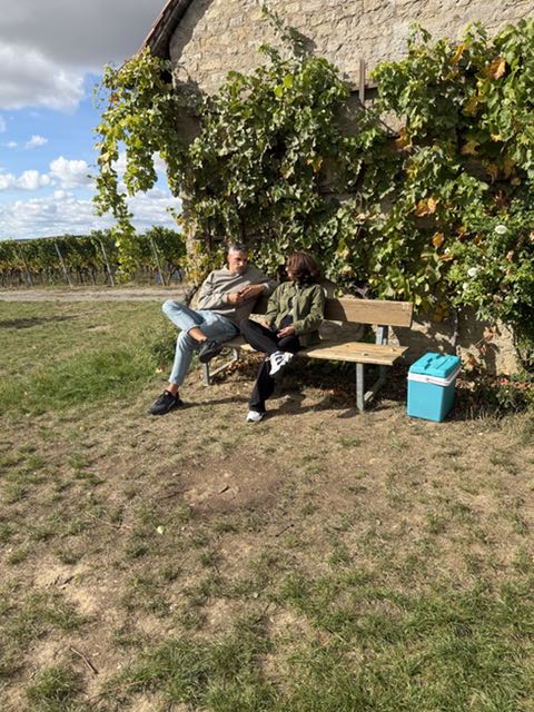 Verschnaufpause auf einer Bank am Weinberg