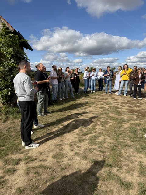 Kollegium lauscht im Weinberg den Erklärungen